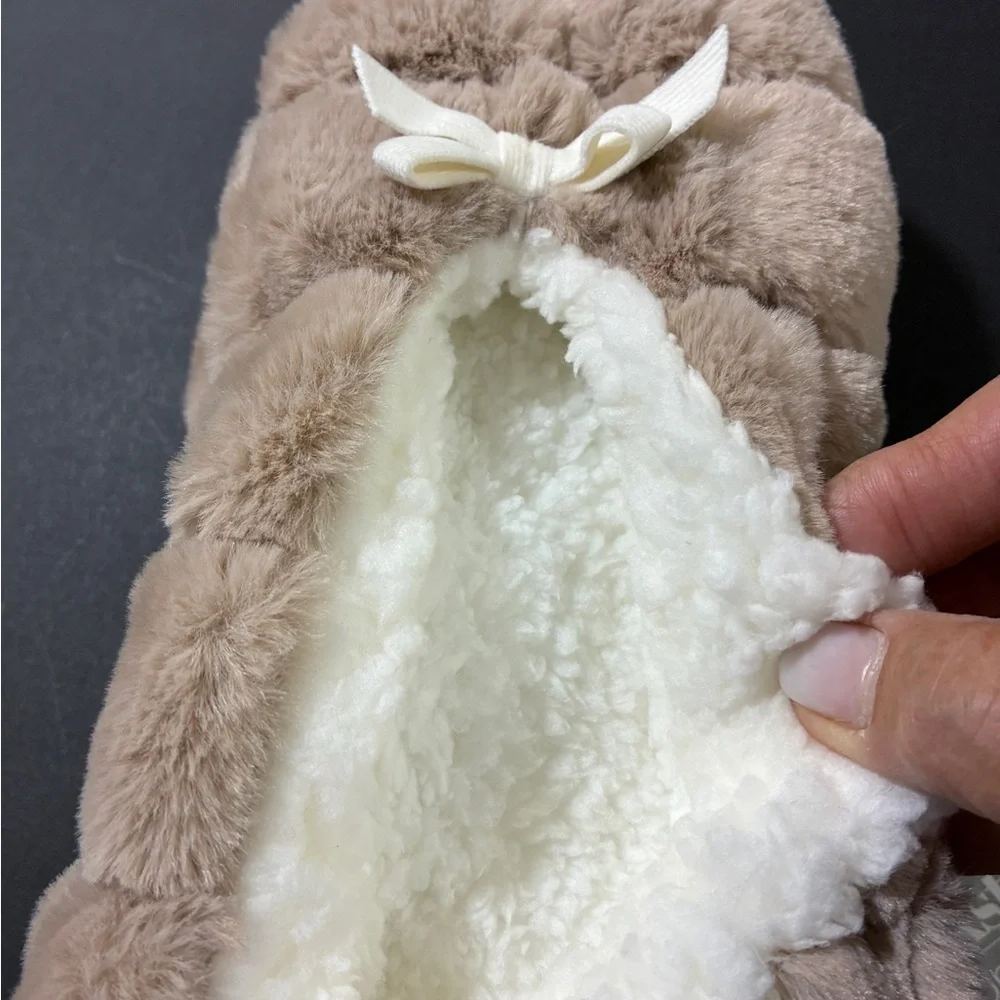 New! Brookstone Plush Slipper Socks in Cream and Tan (shoe size 7-9-1/2) - Picture 3 of 3